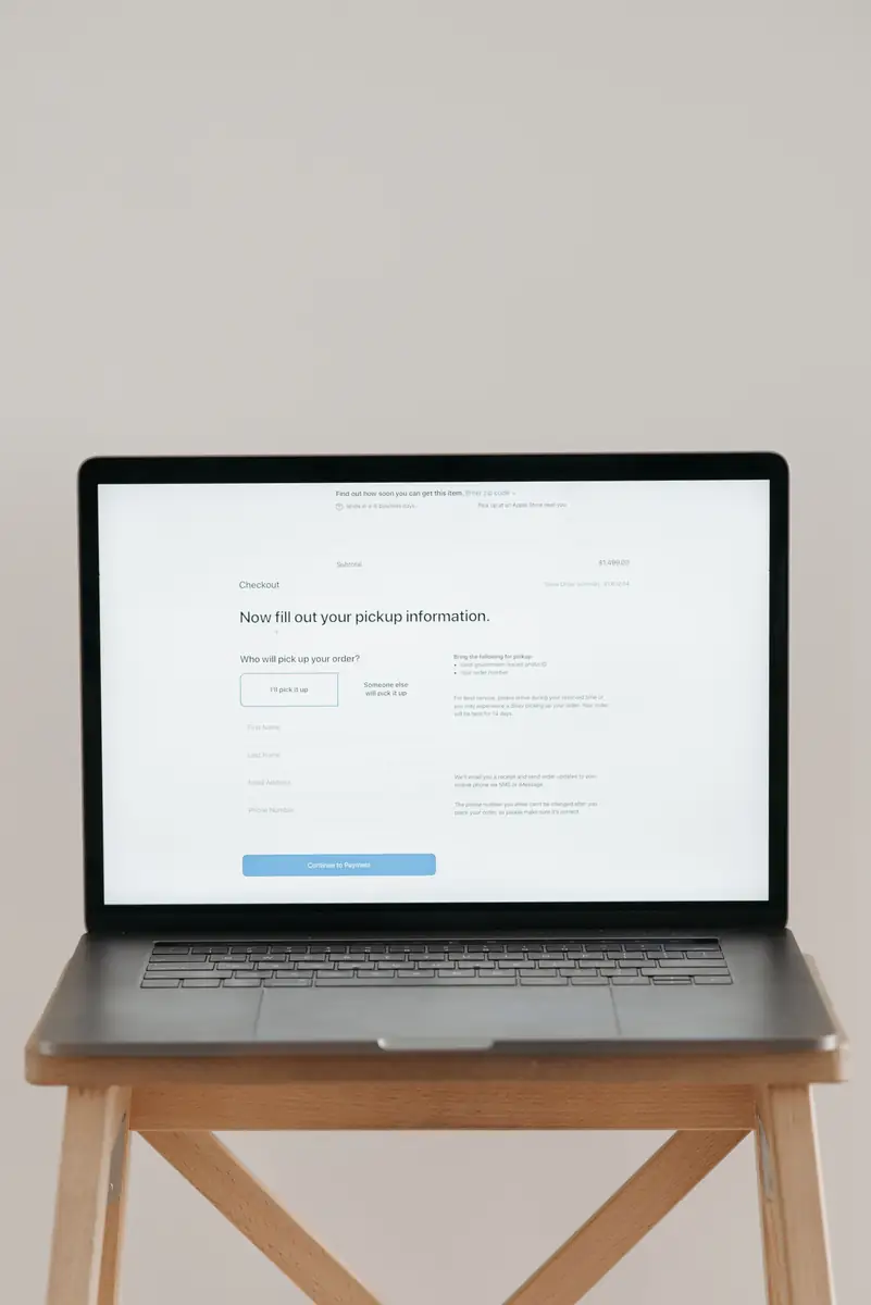 Una notebook muestra un formulario de compra online.